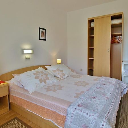 Apartments Eufemija Раб Екстериор снимка
