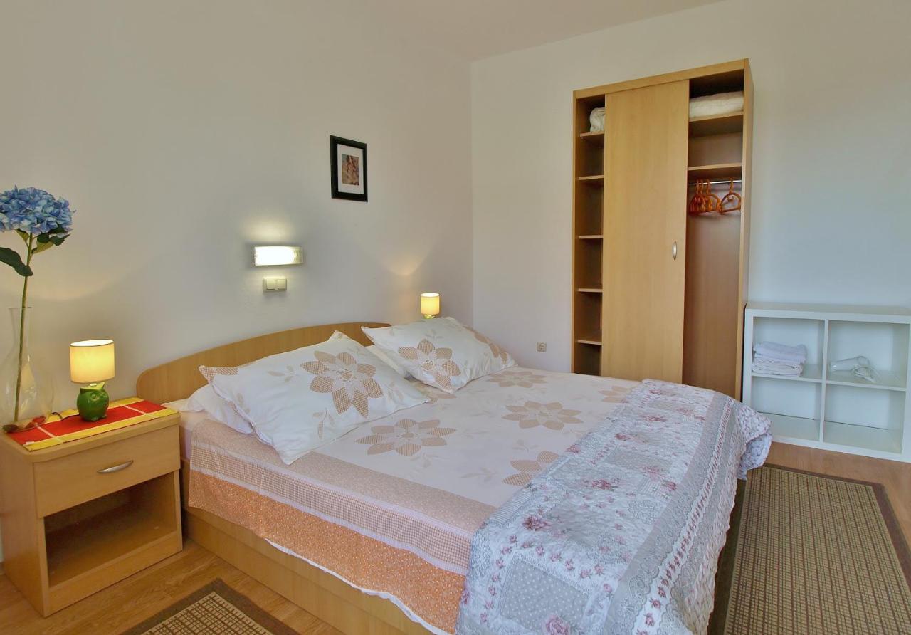 Apartments Eufemija Раб Екстериор снимка