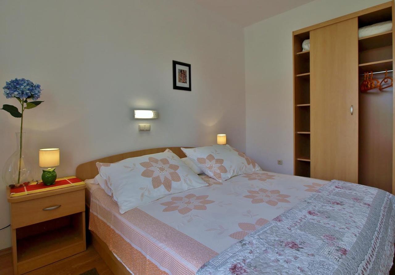 Apartments Eufemija Раб Екстериор снимка